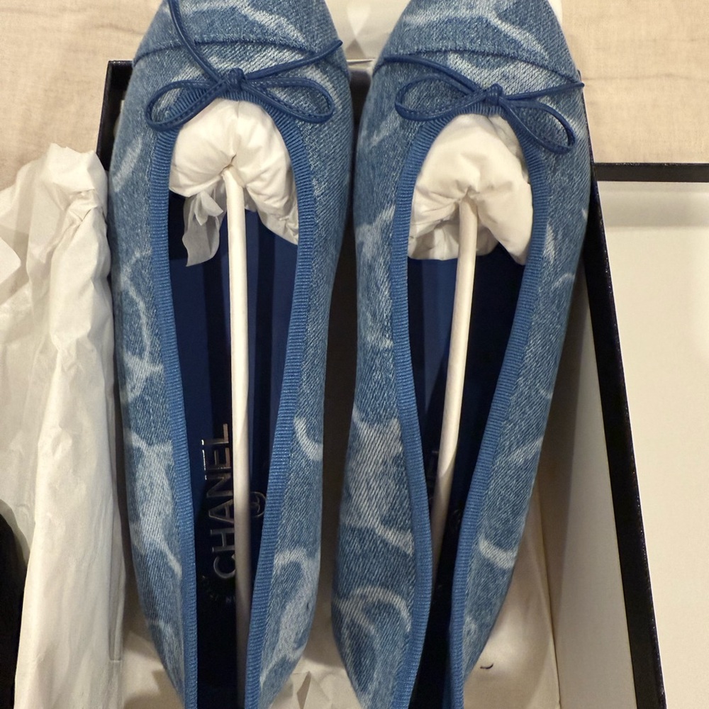 CHANEL Denim Flats with CC impression, size 40, new in box with dust bag, unworn - Picture 4 of 16
